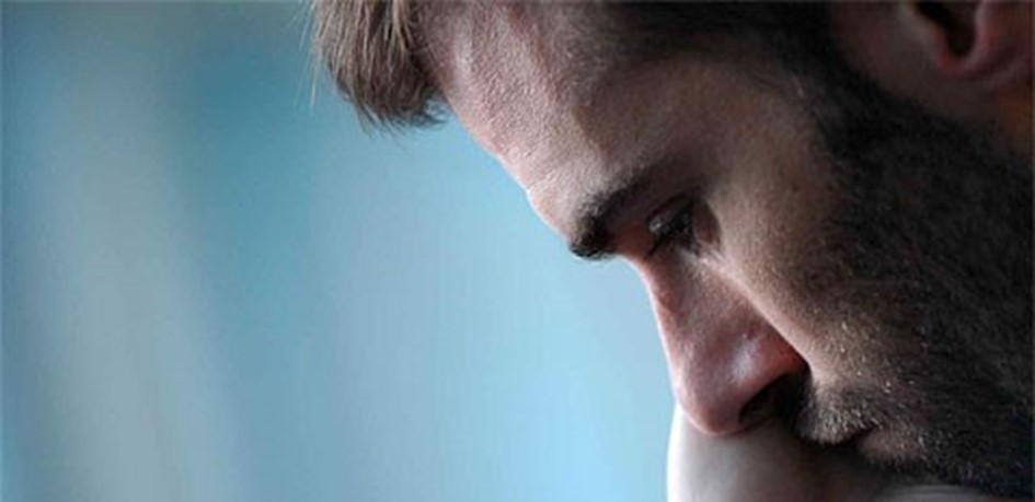 Парень смотрит вниз фото. Мужчина потек. Температура болезнь. Обоссаные штаны. Температура болезнь.